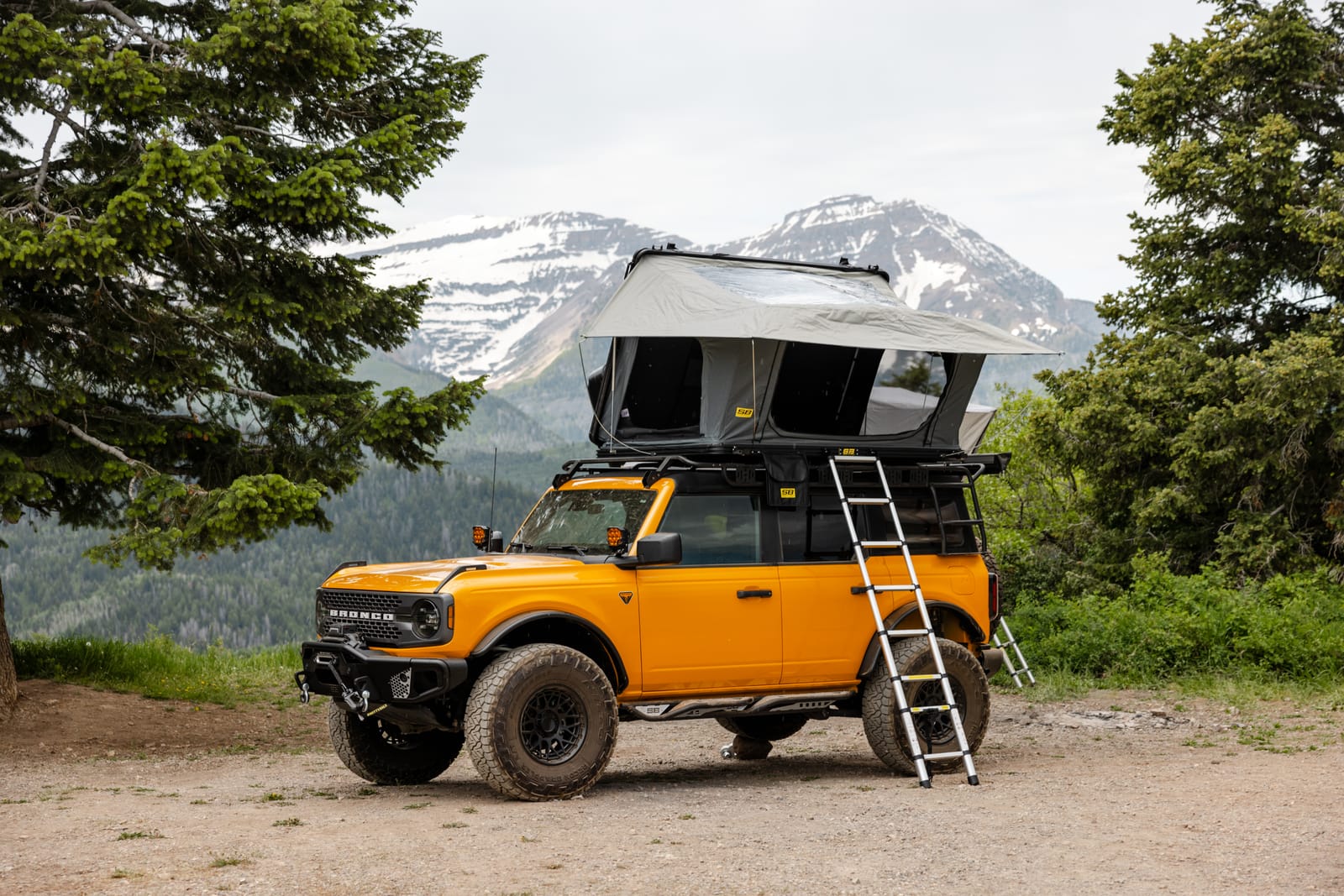 Smittybilt Aluminum Side Opening rooftop tent